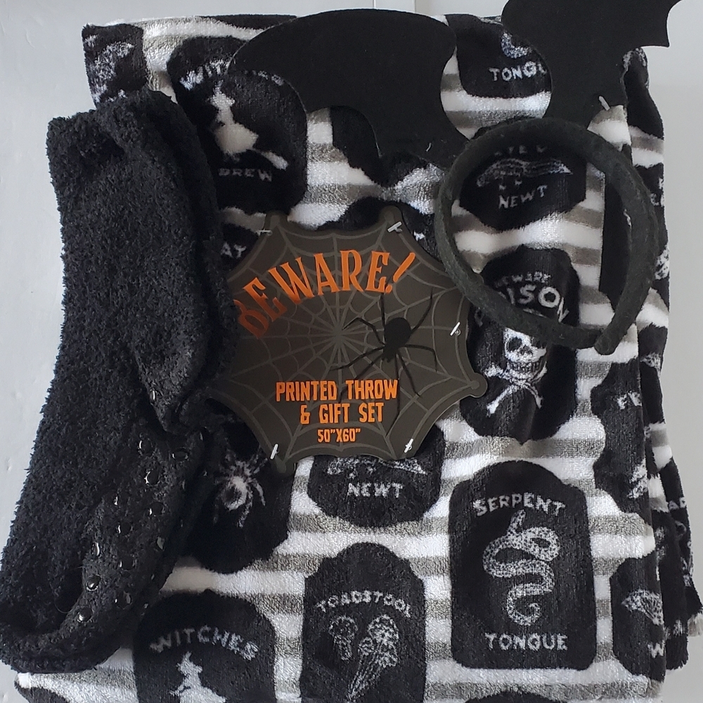 NWT Plush Printed Halloween Throw